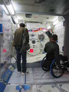 国際宇宙ステーション日本実験棟きぼうの実物大模型の内部
