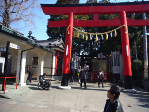 平和祈念館前の本殿への入口