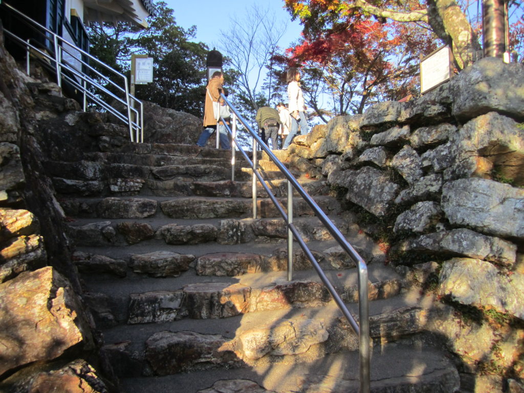 岐阜城への急な階段