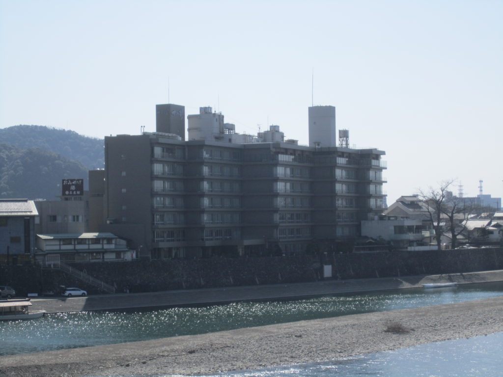長良川河畔に佇む十八楼