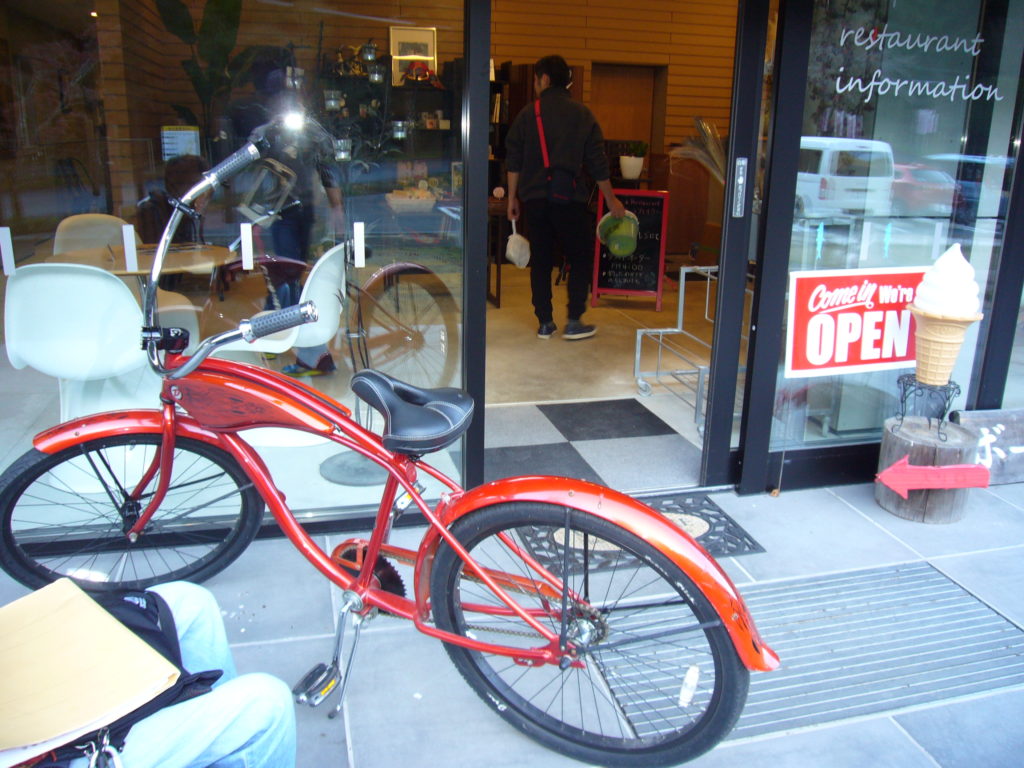 赤色の自転車と自動扉