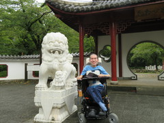 獅子と記念撮影の写真。杭州門前の石獅子と一緒に。
