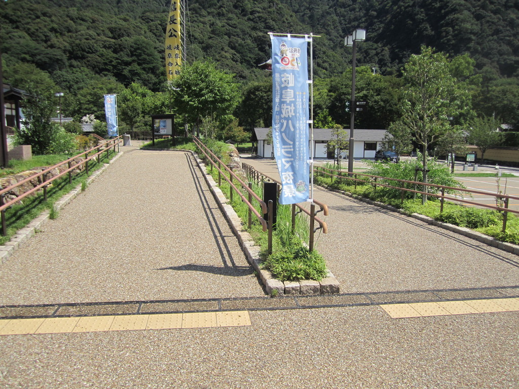 岐阜公園総合案内所に通じるスロープの写真