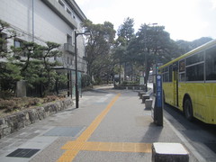 バス停の写真。岐阜バスの長良方面行きに乗車し、「岐阜公園歴史博物館前」で下車。（駅前から20分）