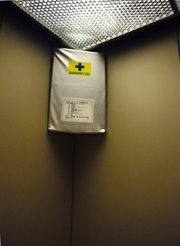 EMERGENCY  BOXの写真。万が一のためエレベーター上部に非常袋が設置されています