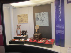 江戸中期のくすり入れの写真。薬業の発展で売薬が各地で流通し入れ物も様々な種類が作られました。