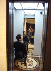 エレベーターの写真。間口や奥行きも広く、鏡もついて車いすでも使用しやすくなっています