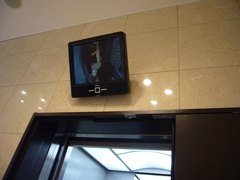 エレベーターのモニタの写真。安全のため内部の様子が分かるモニタが設置されています