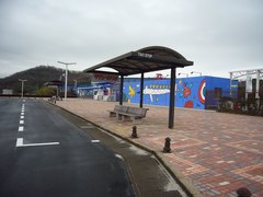タクシー乗り場・ふれあいバスの停留所の写真。名鉄各務原線「各務原市役所前駅」、「三柿野駅」から航空博物館までのバスがあります