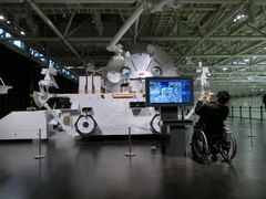 ロボットアームの写真。モニタとジョイスティックを使い「きぼう」のロボットアームの操作体験