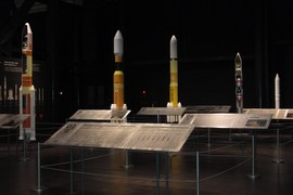 ロケットのコーナーの写真。現在開発中のH3ロケットなど、近年の代表的な国産のロケットの模型を展示