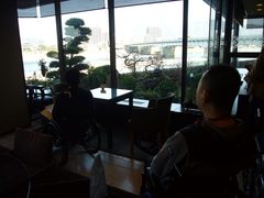 ロビーから見える長良川の写真。車いすでちょうど良い高さのテーブルもあります