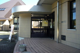 観察館入口の写真。自動扉になっています