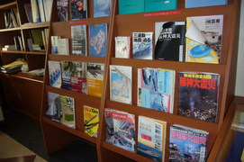 図書コーナーの写真。地下観察館の一角に、地震関係の図書を集めたコーナーがあります