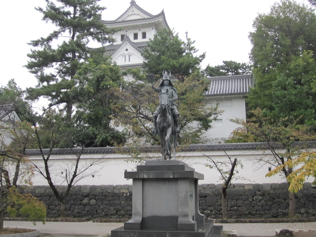 大垣城を背に立つ戸田氏鉄公の像の写真
