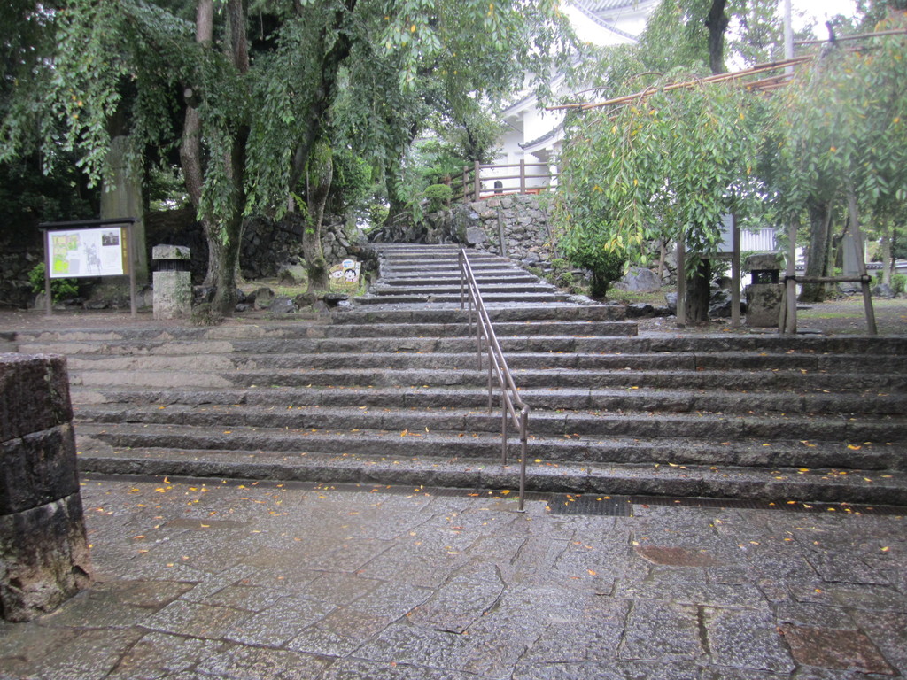 大垣城天守閣への石階段の写真