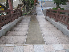 出世橋から公衆トイレへの階段の写真。急で幅の狭い階段は注意が必要です