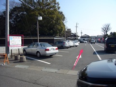 南口大鳥居 無料駐車場への順路(3)の写真。無料駐車場（20台）です。満車の場合は周辺の民間有料駐車場を利用しましょう