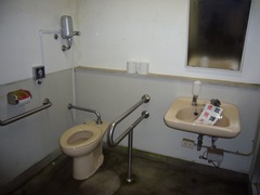 山門奥のトイレ(内部)の写真。車いすでも十分な広さです。