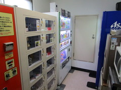 自動販売機コーナーの写真。2階に自動販売機（ソフト飲料・アルコール飲料・カップ麺）コーナーがあります