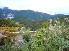 ドライブウェイからの景色の写真。秋は紅葉した遠くの山々が見られます。