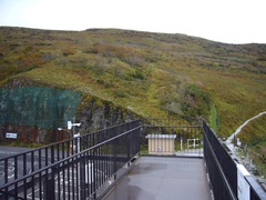 展望階段から見た中央登山道の写真。伊吹山山頂への登山道です。山頂は早く紅葉していきます