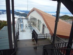 展望階段・展望テラスの写真。岐阜県内にある百名山の白山、乗鞍岳、御嶽などの山々が見渡せ、条件が整えば福井県の若狭湾まで見えることもあるそうです
