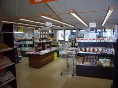 ショッピングコーナーの写真。薬草茶や薬草入浴剤、伊吹そばや、地元岐阜県、滋賀県の商品を揃えています