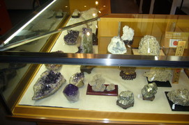 第３展示室３の写真。さざれ石や水晶なども販売しています