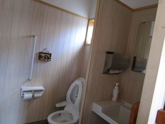 車いすでも利用できるトイレの写真。専用でないため少し狭いですが、車いす用手洗いもあります