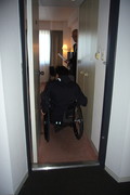 客室入口の写真。ツインルームは、車いすが通行できる間口です