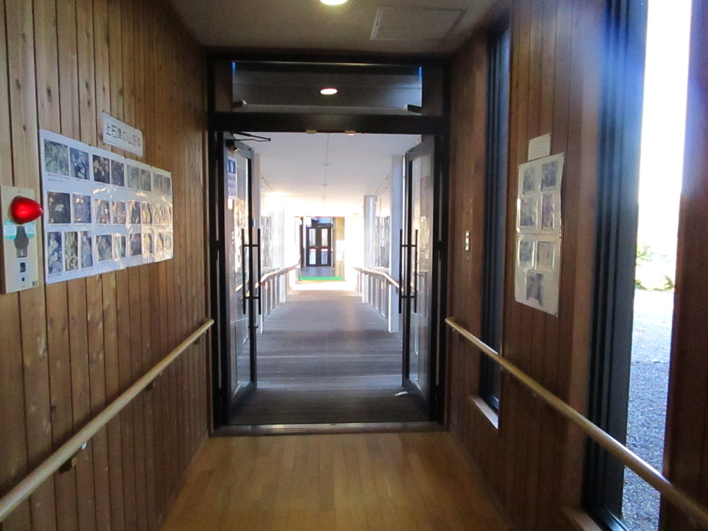 資料館新館と旧館を繋ぐ渡り廊下の写真