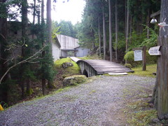 枕木の橋の写真。枕木が敷き詰められた博物館までの通路