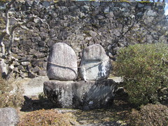 赤髭作兵衛の力石の写真。力自慢の人夫が吉田川から背負い上げたという推定約３５０kgのふたつの石。