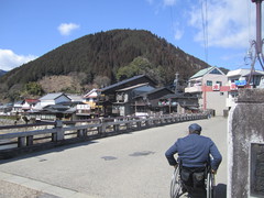 宮が瀬橋を渡り本町への写真。車いすでも楽に通ることができます。