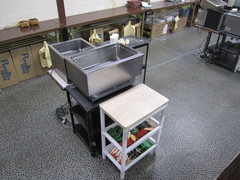 サンプル作り体験の水槽の写真。天ぷらやレタスを作る水槽です。車いすの場合は低い位置に設置して体験することも可能なので相談してみましょう