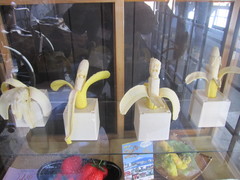 おもしろいサンプルの写真。よく見ると、バナナに顔がありますねー