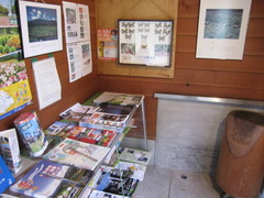 小屋の中の写真。観光パンフレットや動植物を紹介するパネルがあります