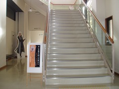 ２階では刀剣企画展の写真。階段は手すりがあり幅広で緩やかです。