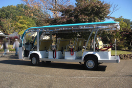 里山バスの写真。園内の中間から上を巡回（有料）