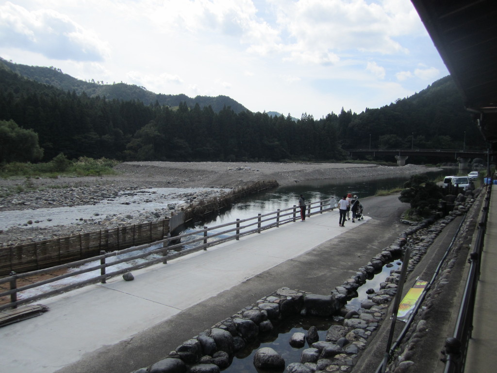 長良川支流の板取川にある大型ヤナの写真