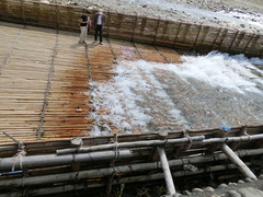 大きなヤナ場の写真。板取川の流れを取り汲み、落ちる水の量も多い大きなヤナ場が組まれています