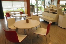 直売店のイートインスペースの写真。椅子は可動し、車いすでも入りやすい高さのテーブルです