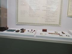 旅人の品の写真。御嶽宿時代の旅人の道具、薬入れなどが紹介されています