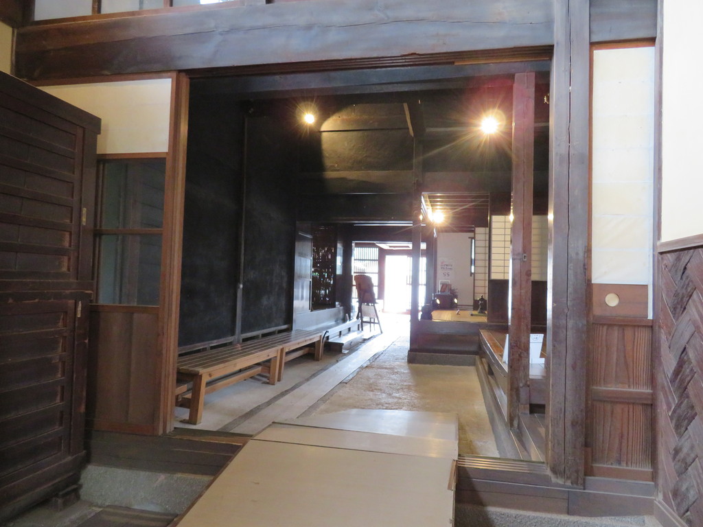 中山道御嶽宿の豪商の質素で風格のある江戸時代の建築様式を色濃く残す建物の写真