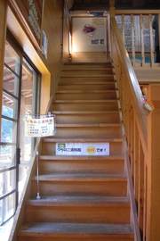 2階への階段の写真。つちのこ資料室は有料です（階段のみ）