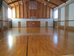 体育館の写真。バスケットボールコート1面の広さです