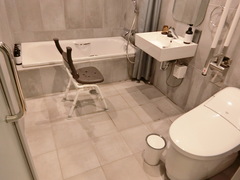 ユニバーサルツインルーム内バス・トイレの写真。シャワーチェアも使えます