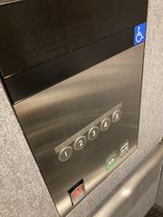 エレベーターの写真。エレベーター内の押しやすい低い位置にボタンがあります