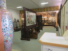 ドライブイン恵那のえき二階「珍宝館」の展示物の写真。いろいろな国、時代の物が展示されています。